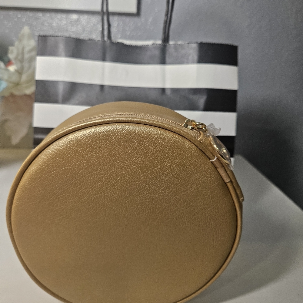 Estee Lauder - Picture 7 of 10